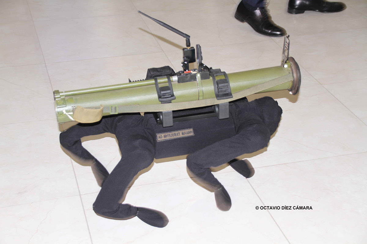 Un lanzacohetes desechable es el arma instalada en un soporte sobre el perro robtico que hemos podido conocer en Mosc.  (Octavio Dez Cmara) 